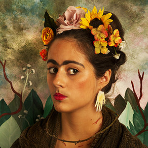 Phtographie qui reprend le tableau de Frida Kahlo